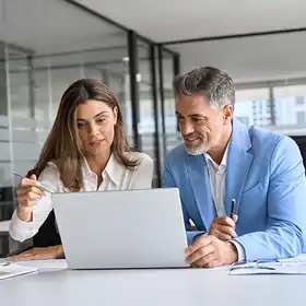 El encargado de la gestión de negocios en una empresa observa con atención la presentación de resultados de su equipo de diseñadores.