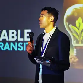 Estudiante de la Maestría en Derecho Ambiental protegiendo ecosistemas desde una legislación ambiental.