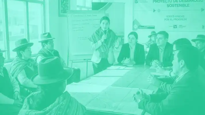 Funcionario egresado de la Maestría en Políticas Públicas revisando datos públicos en una sesión colaborativa, mostrando prácticas de transparencia y participación asociadas al gobierno abierto.